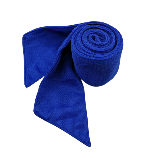 Verkoelende handdoek lang donkerblauw opgerold