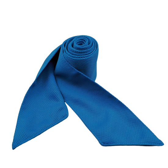 Verkoelende handdoek lang lichtblauw opgerold