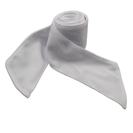 Verkoelende handdoek lang wit opgerold