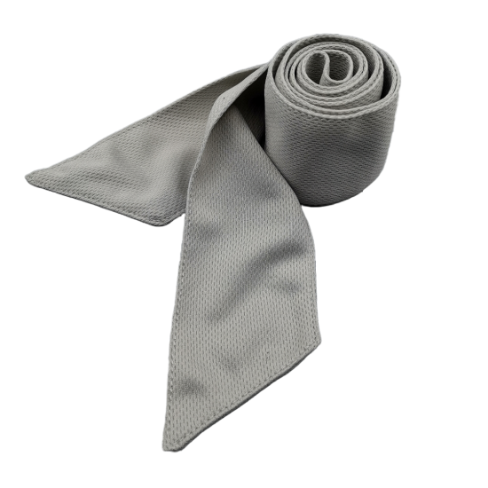 Verkoelende handdoek lang zilver opgerold